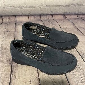 Skechers women’s Suede navy loafers Sz 7.5